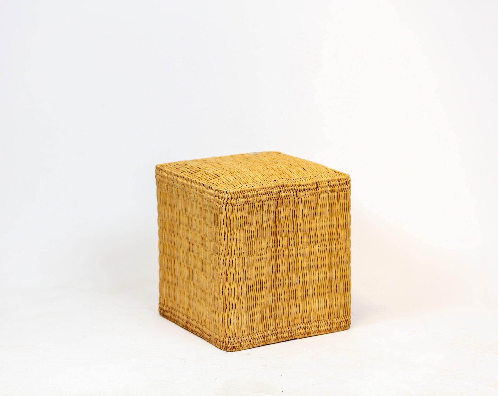 Pouf en paille tressée fait main