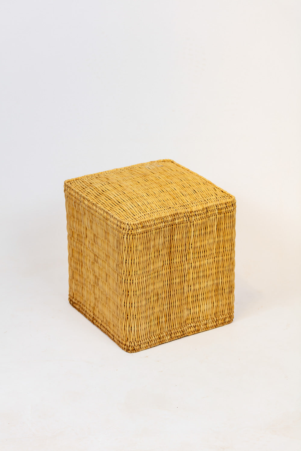 Pouf en paille tressée fait main