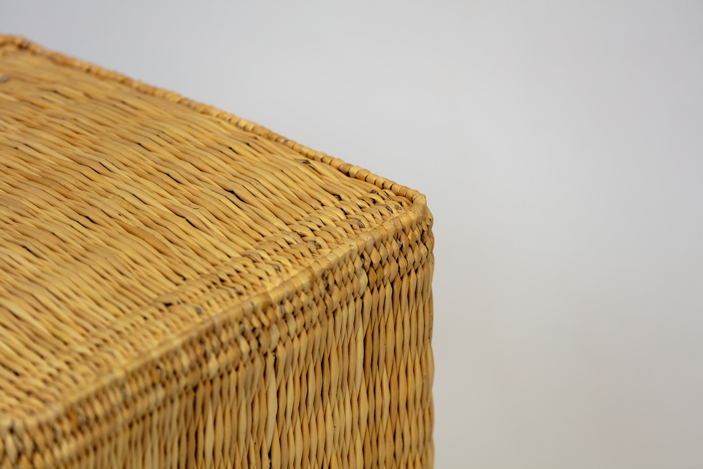 Pouf en paille tressée fait main