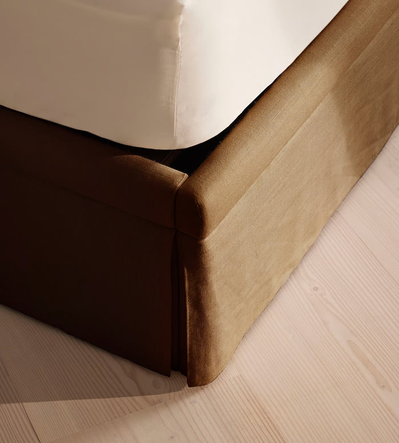 Bobbin Trim Linen Bed