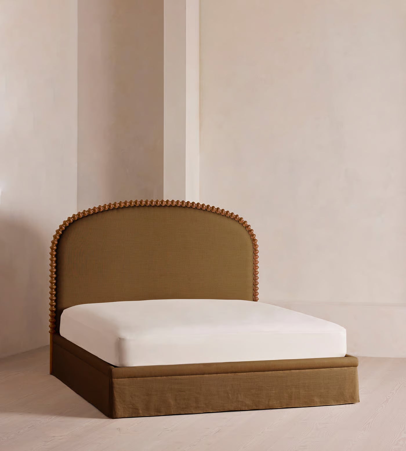 Bobbin Trim Linen Bed