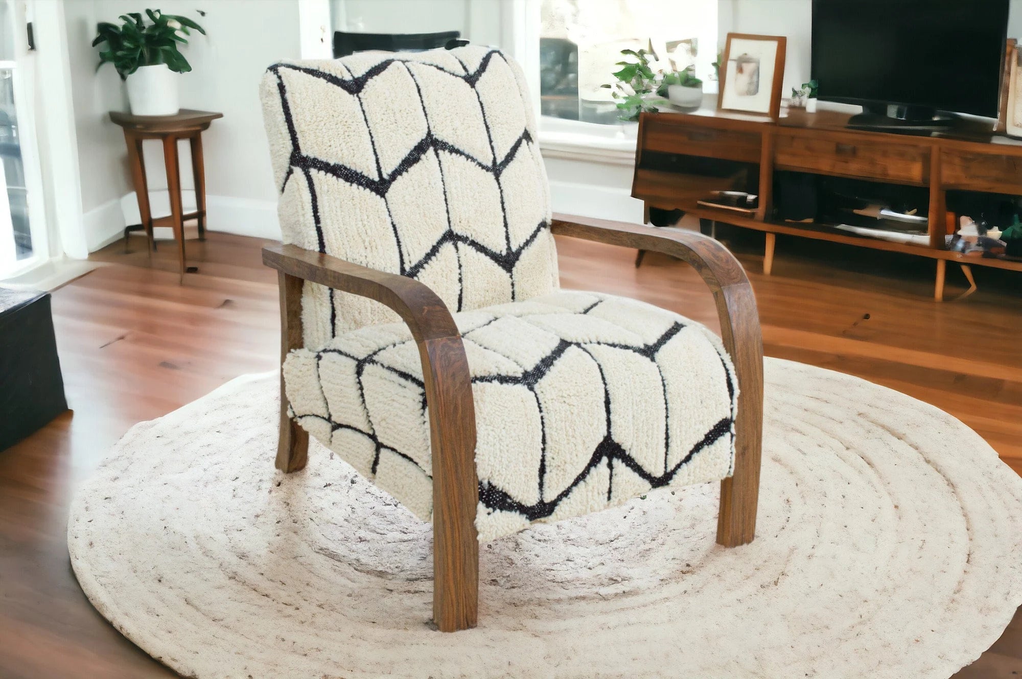 Beni Ourain Armchair – Walnut Wood