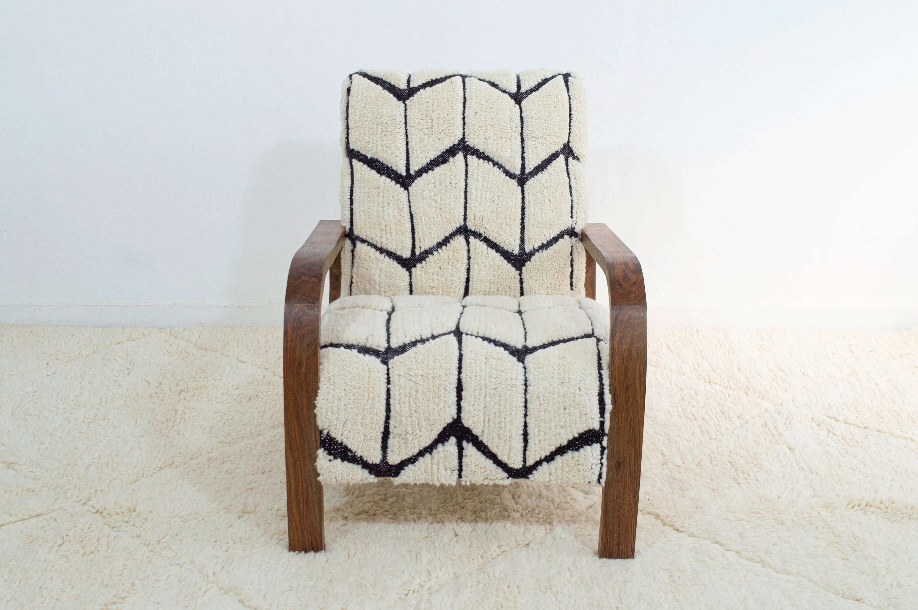 Beni Ourain Armchair – Walnut Wood