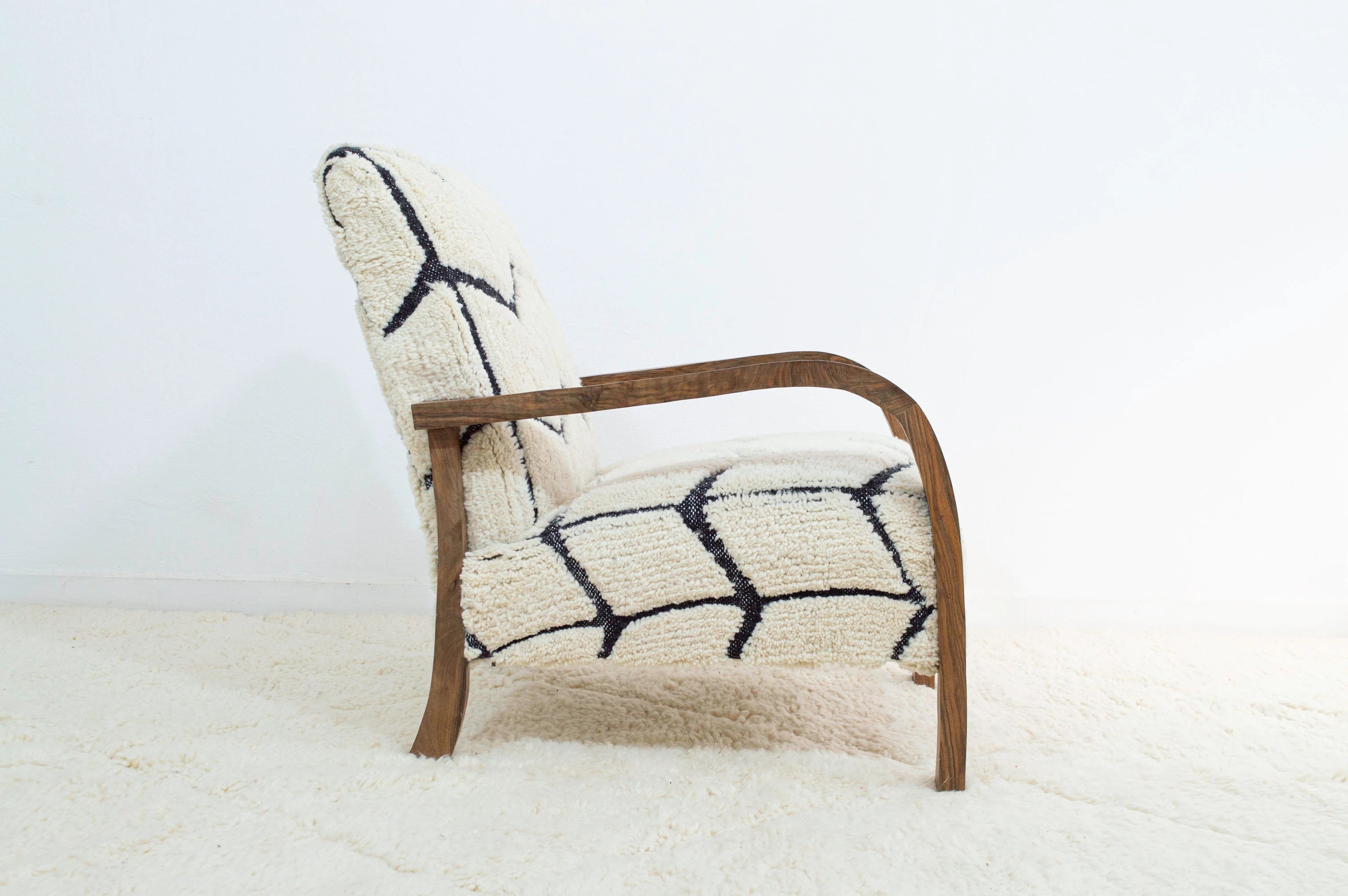 Beni Ourain Armchair – Walnut Wood