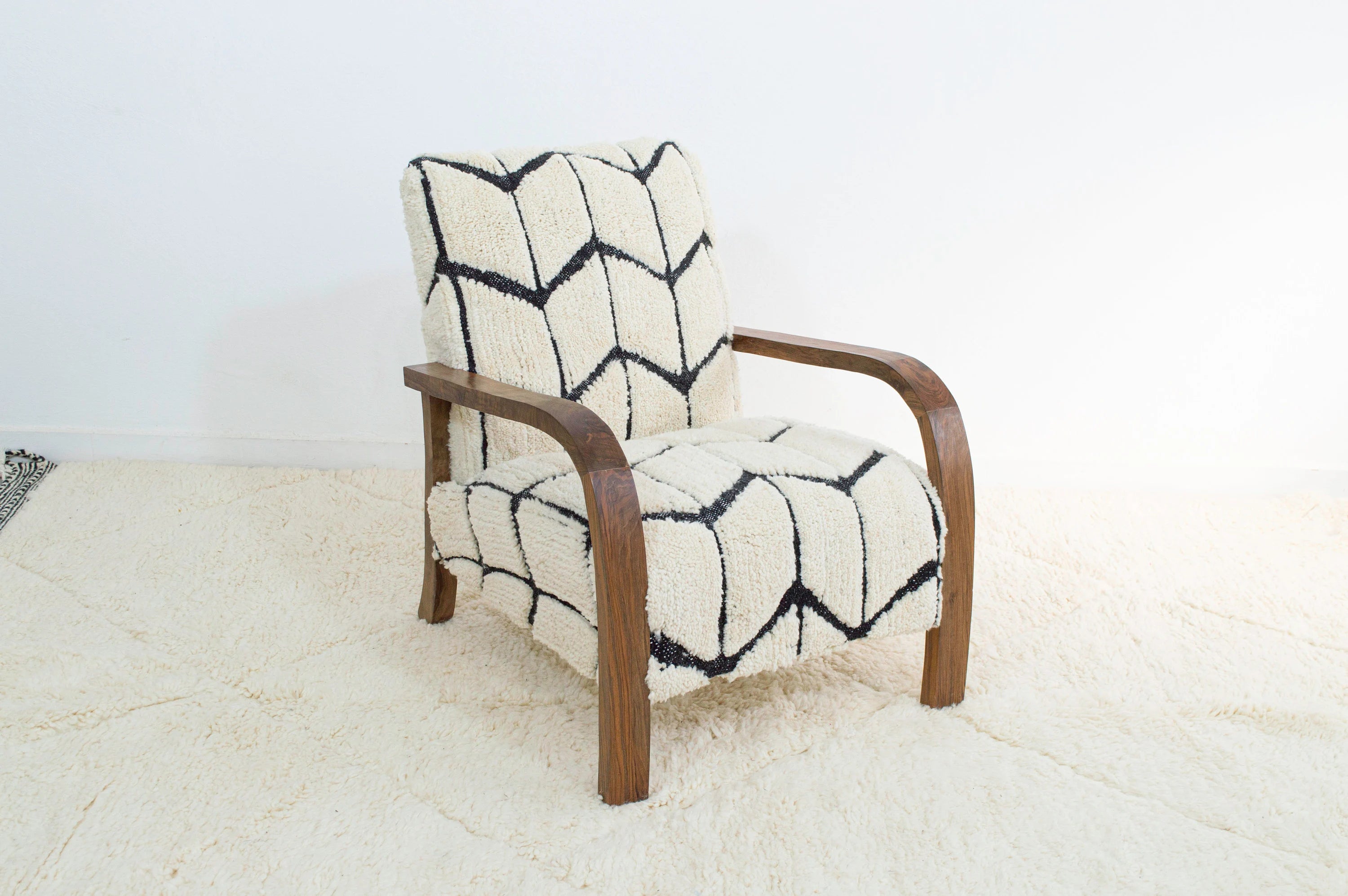 Beni Ourain Armchair – Walnut Wood