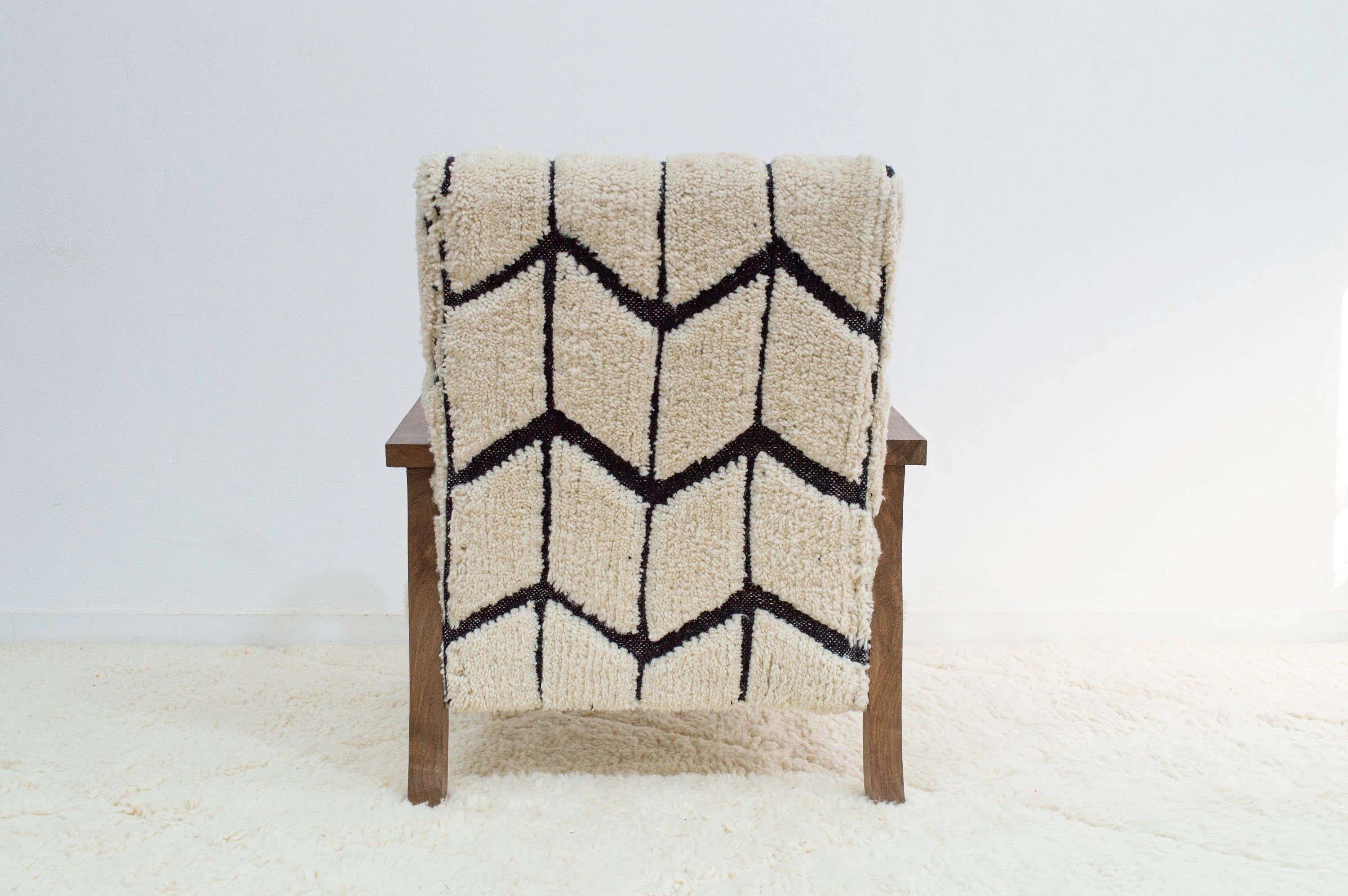 Beni Ourain Armchair – Walnut Wood