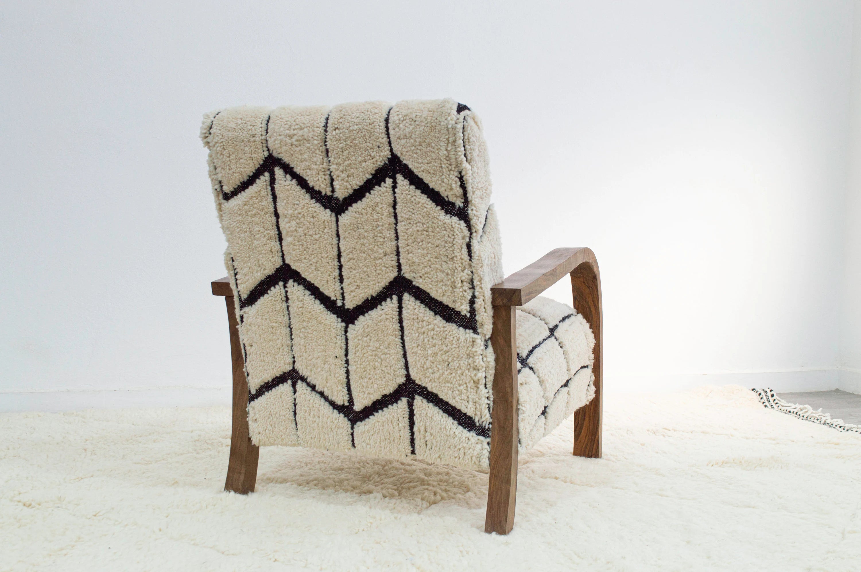 Beni Ourain Armchair – Walnut Wood